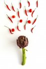 Mezcla de frutas y verduras en color rojo sobre fondo blanco. Comida saludable Detox Flat lay. Desde arriba - foto de stock