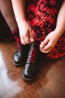 Жінка в сукні шнурівки чоботи — стокове фото