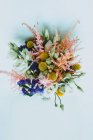 Букет зі свіжих квітів — стокове фото