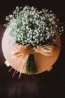 D'en haut bouquet de belles fleurs blanches fraîches placées sur la table sur fond flou — Photo de stock