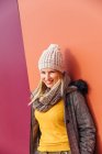 Ragazza bionda appoggiata su un muro colorato — Foto stock
