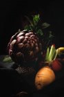 Смесь свежих овощей на черном фоне — стоковое фото