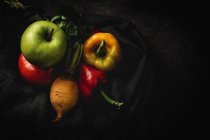 Mischung aus frischem Gemüse auf schwarzem Hintergrund — Stockfoto
