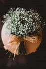 Bouquet of white flowers on stand — Stock Photo