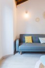 Gemütliches Zimmer mit Sofa — Stockfoto