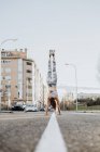Frau macht Handstand auf Straße — Stockfoto
