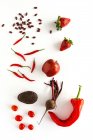 Змішайте фрукти та овочі червоного кольору на білому тлі. Здорове харчування Detox плоский лежав. Зверху — стокове фото