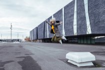 Ragazza bionda che salta per strada — Foto stock