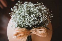 Strauß weißer Blumen am Stand — Stockfoto
