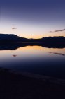 Pôr do sol no lago da montanha — Fotografia de Stock