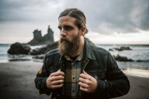 Bearded man standing near sea — Stock Photo