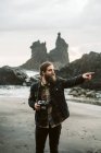 Бородатый фотограф, стоящий у моря — стоковое фото