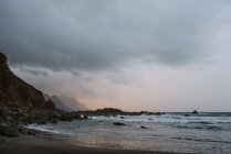 Cielo del amanecer sobre mar maravilloso - foto de stock