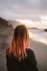 Donna anonima in piedi vicino al mare — Foto stock