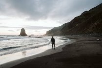 Uomo anonimo in piedi vicino al mare — Foto stock