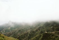 Nevoeiro sobre belo terreno montanhoso — Fotografia de Stock