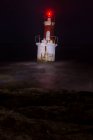Leuchtturm an felsiger Küste — Stockfoto