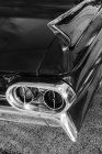 Detalles traseros de un coche clásico americano en blanco y negro - foto de stock