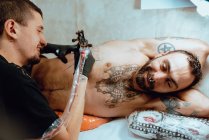 Стильная женщина делает татуировку — стоковое фото