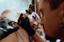 Mujer con estilo haciendo tatuaje - foto de stock