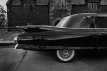 Vue latérale depuis une voiture classique américaine en noir et blanc — Photo de stock