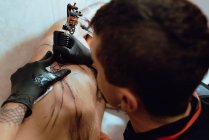 Стильна жінка робить татуювання — стокове фото
