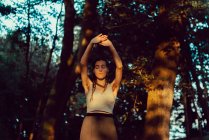 Jeune femme dans une forêt majestueuse — Photo de stock