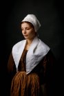 Mujer criada medieval posando en ropa vintage en estudio . - foto de stock