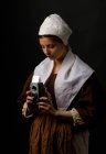 Mulher medieval posando com câmera de foto . — Fotografia de Stock