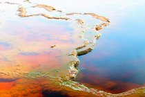 Formação mineral natural em águas límpidas do Rio Tinto com superfície lisa, Huelva — Fotografia de Stock