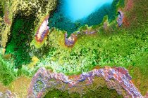 Многоцветный минеральный пласт на реке — стоковое фото