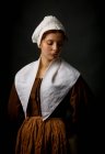 Средневековая горничная позирует в винтажной одежде в студии . — стоковое фото