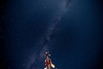 Funkturm gegen Sternenhimmel — Stockfoto
