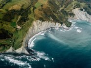 Морська хвиля біля зелених пагорбів — стокове фото