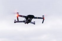 Drone volando cerca del mar - foto de stock