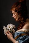 Bella donna in abbigliamento medievale in possesso di mazzo di fiori
. — Foto stock