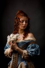 Hermosa mujer en ropa medieval sosteniendo ramo de flores . - foto de stock