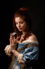 Femme rousse baroque tenant une boule de verre magique . — Photo de stock