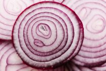 Slices of onion on tabletop — Stock Photo