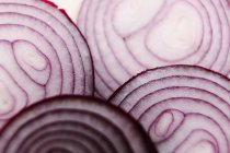 Slices of onion on tabletop — Stock Photo