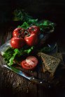 Tomates frescos na mesa de madeira — Fotografia de Stock