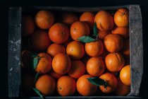 Frische Orangen in alter Holzkiste — Stockfoto
