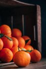 Frische Orangen in umgedrehter alter Holzkiste — Stockfoto