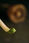 Nahaufnahme von grünem Matcha-Teepulver auf kleinem Löffel. — Stockfoto