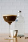 Коктейль эспрессо с мартини подается в стакане на столе — стоковое фото