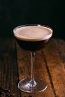 Coquetel de martini expresso servido em vidro na mesa de madeira — Fotografia de Stock