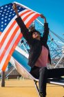 Mulher negra com cabelo afro e uma bandeira americana comemorando o dia da independência dos EUA — Fotografia de Stock