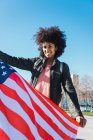 Черная женщина с афроволосами и американским флагом, празднующим День независимости США — стоковое фото