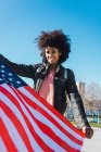 Schwarze Frau mit Afro-Haaren und amerikanischer Flagge zum Unabhängigkeitstag der USA — Stockfoto