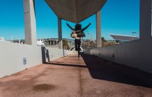 Frau springt vor Freude auf die Straße — Stockfoto